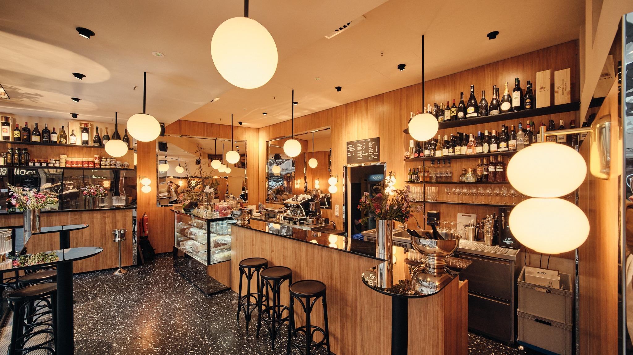 Bravo Bar, five courtyards, munich, bar counter, shop window, fine food