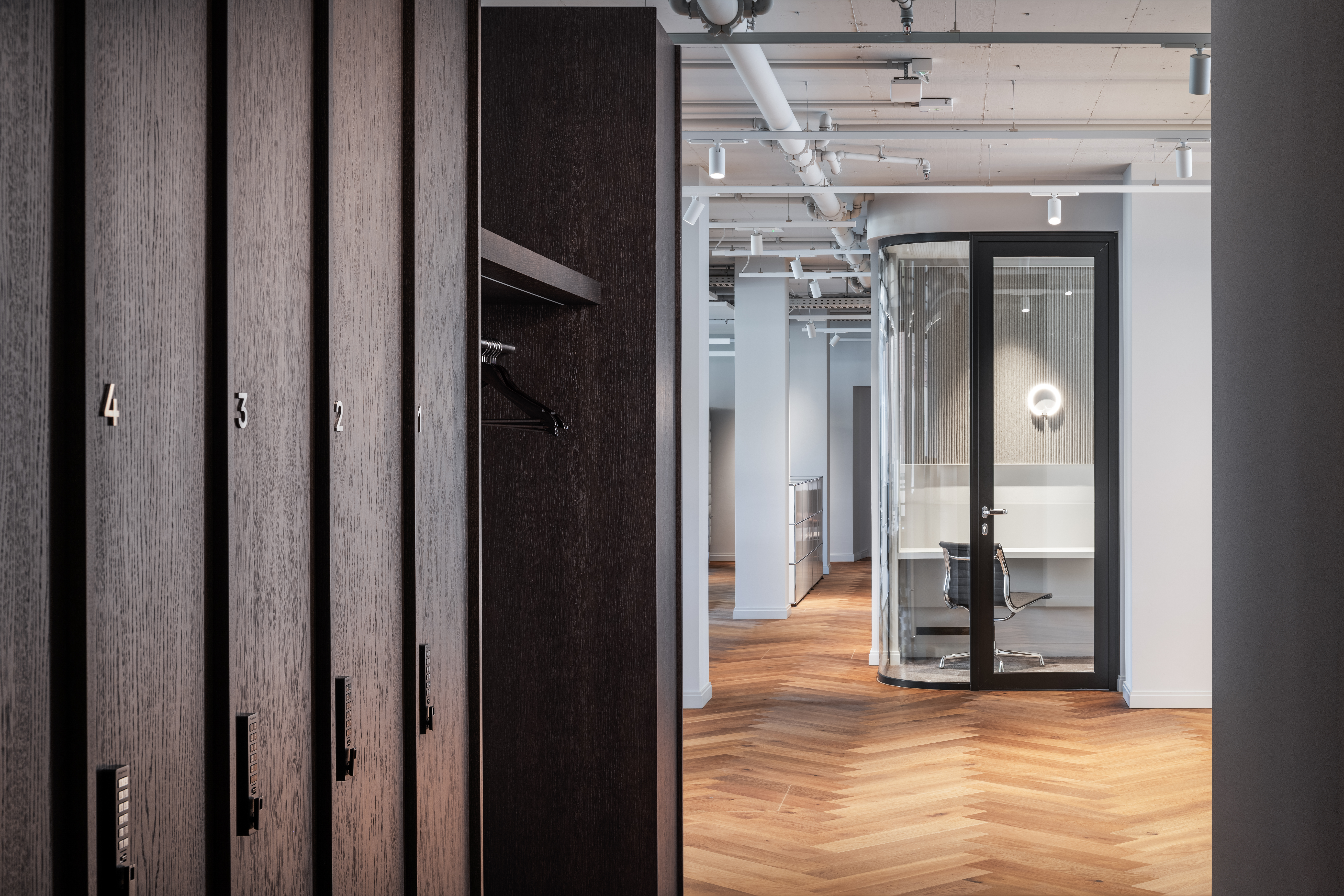 Garderobe, Glaswand, Rohdecke
