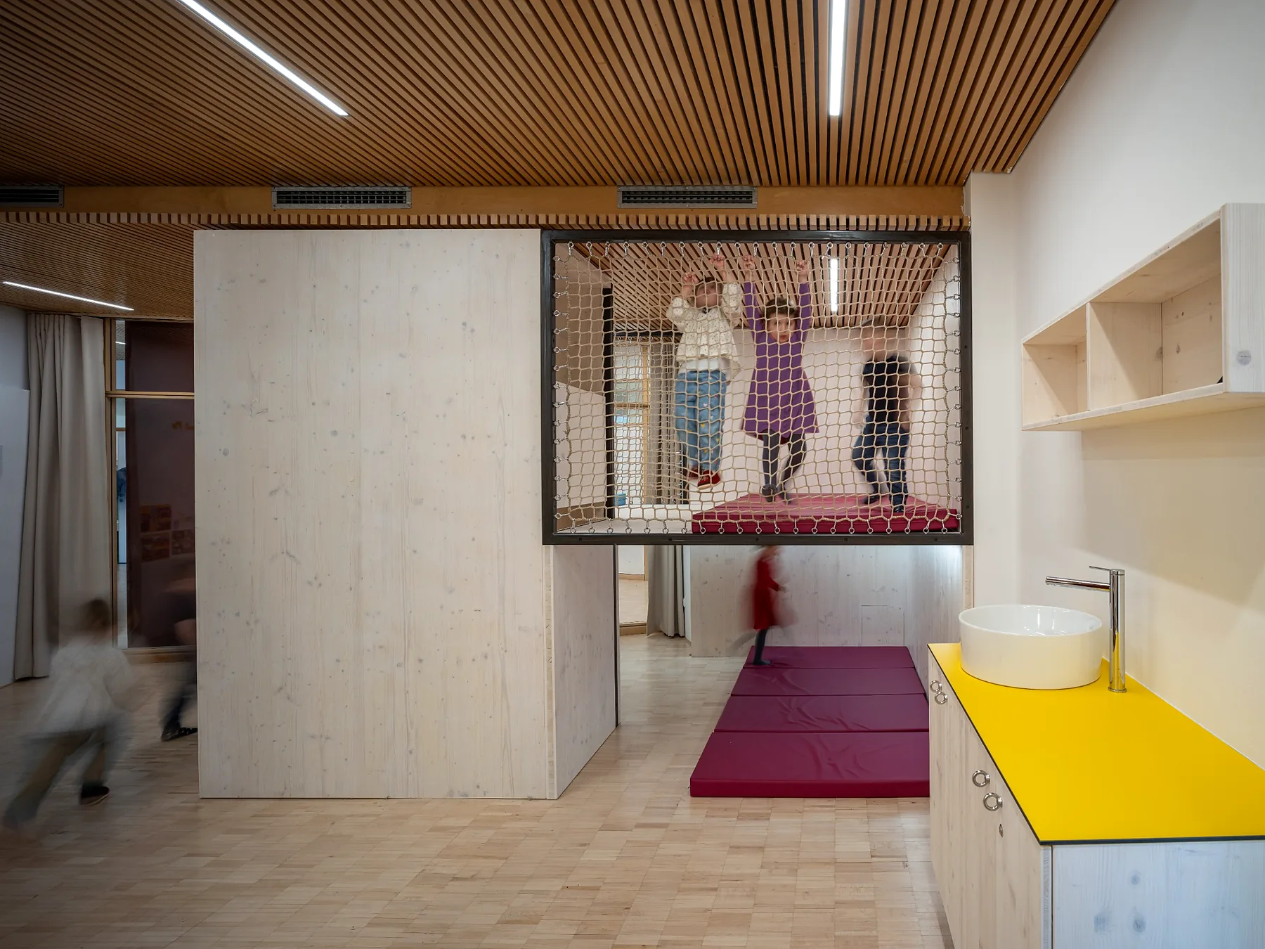 Modular play and sleep niches